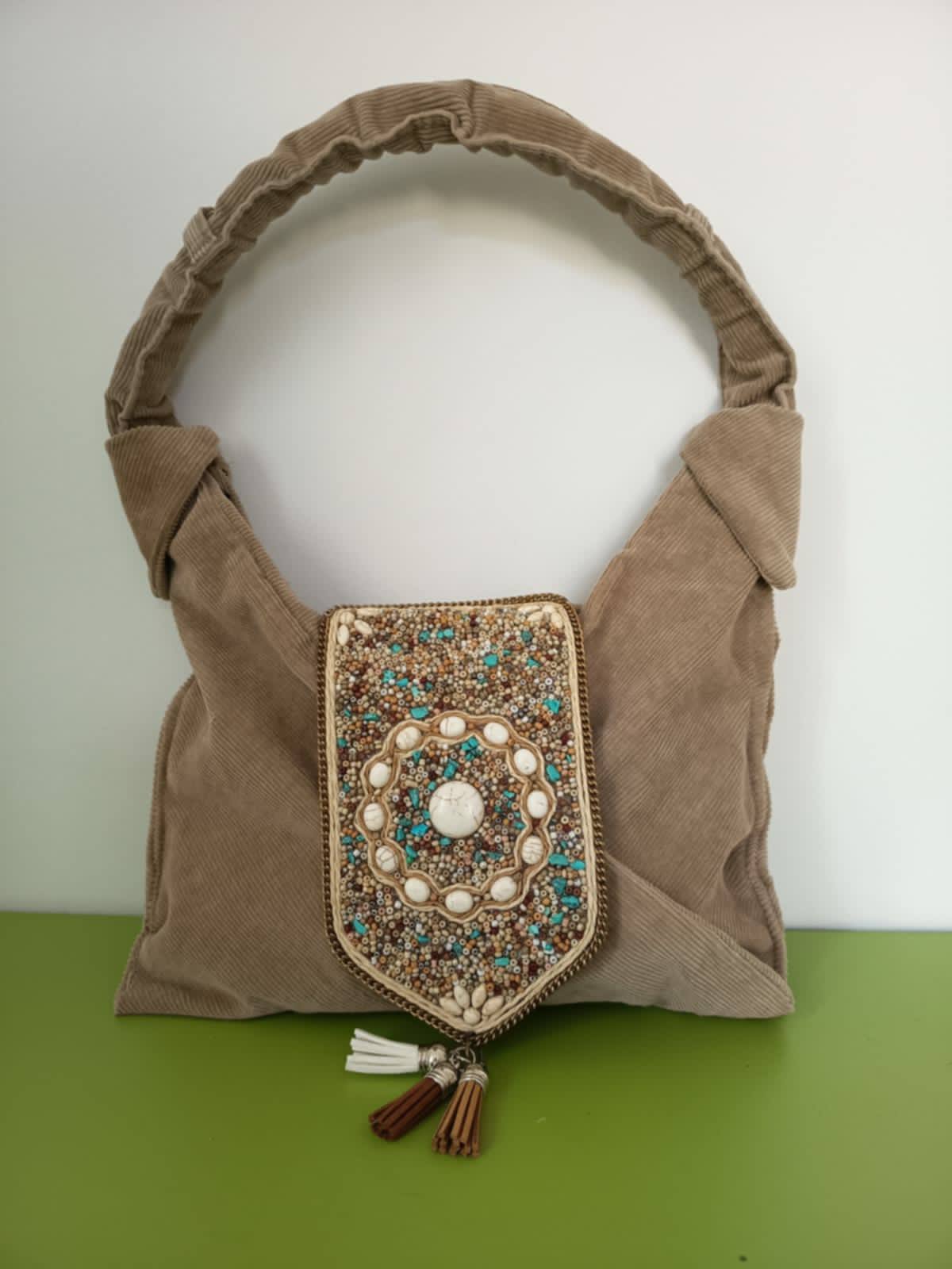Pochette perlée — création textile de Thaly A.
